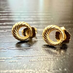 14K Yellow Gold Ribbed Round Open Circle Stud Earrings Dainty 0.9 gr